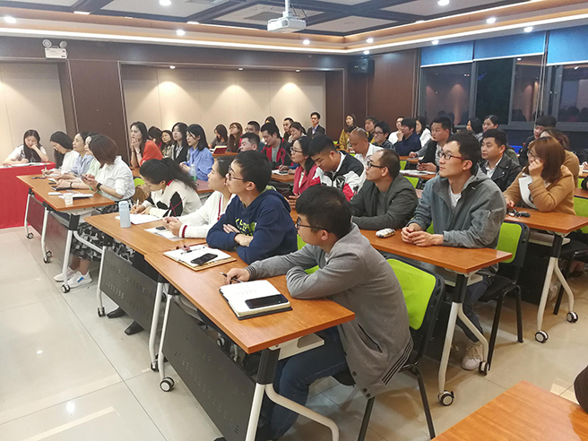 02学员认真听讲座1.jpg